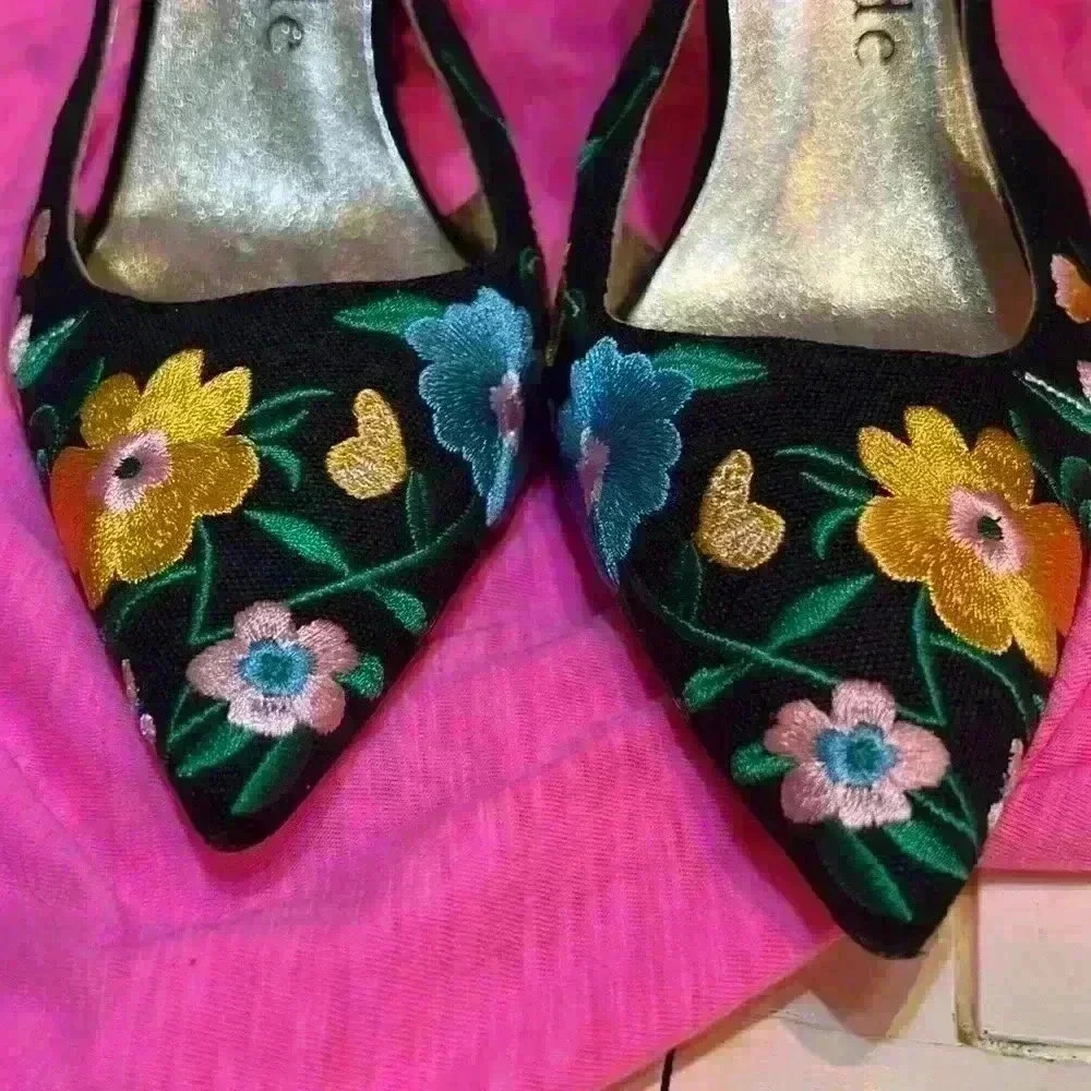 KATE SPADE EMBROIDERED HEELS size 8B 3 1/2 inch heel - Picture 2 of 6